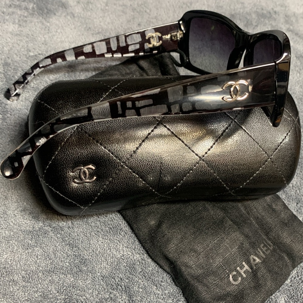 CHANEL Black & Tortoiseshell Rectangular Logo Sunglasses - Picture 2 of 16